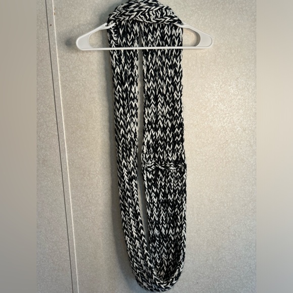 Lane Bryant Black & White Marled Eternity Chunky Knit Scarf w/ Sparkle Neutral - Picture 4 of 6